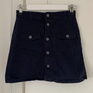 Blå Kjol. Marinblå kjol. Kjol. Minikjol - Superfin kjol i mycket bra skick! 🌸 Perfekt nu till sommaren