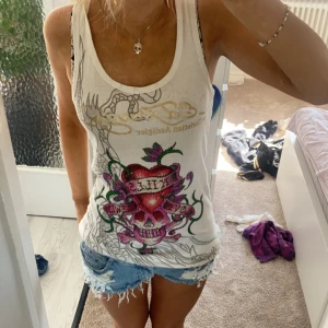 Ed Hardy linne  - Säljer ed Hardy linne Oklar storlek lappen är inte kvar.  Jag Är 1,65 cm och storlek S💕