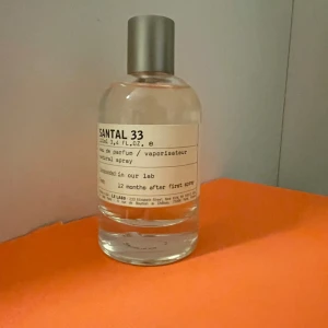 Le Labo Santal 33 parfym - Byten är intressanta.   Beskrivning: Le Labo Santal 33 är en ikonisk doft med noter av sandelträ, cederträ, kardemumma och violblad. En djup och varm doft som utstrålar sofistikerad elegans.  Le labo bäst säljande!  - Märke: Le Labo - Doft: Santal 33