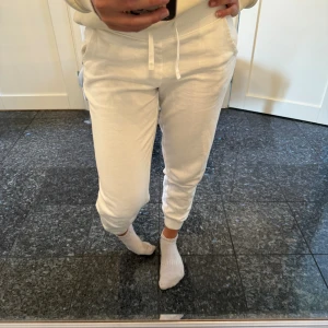 Vita joggingbyxor  - Sköna vita joggingbyxor i strl S köpta från Cubus. 