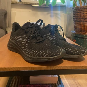 Sneakers 👟 - Fina knappt använda sneakers! Oklart vilket märke dom är ifrån men vill minnas att jag köpte dom på Stadium! 🏃‍♀️‍➡️