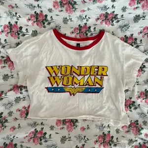 En babytee / croptop med texten ”Wonder Woman” från H&M i strl XS!💓