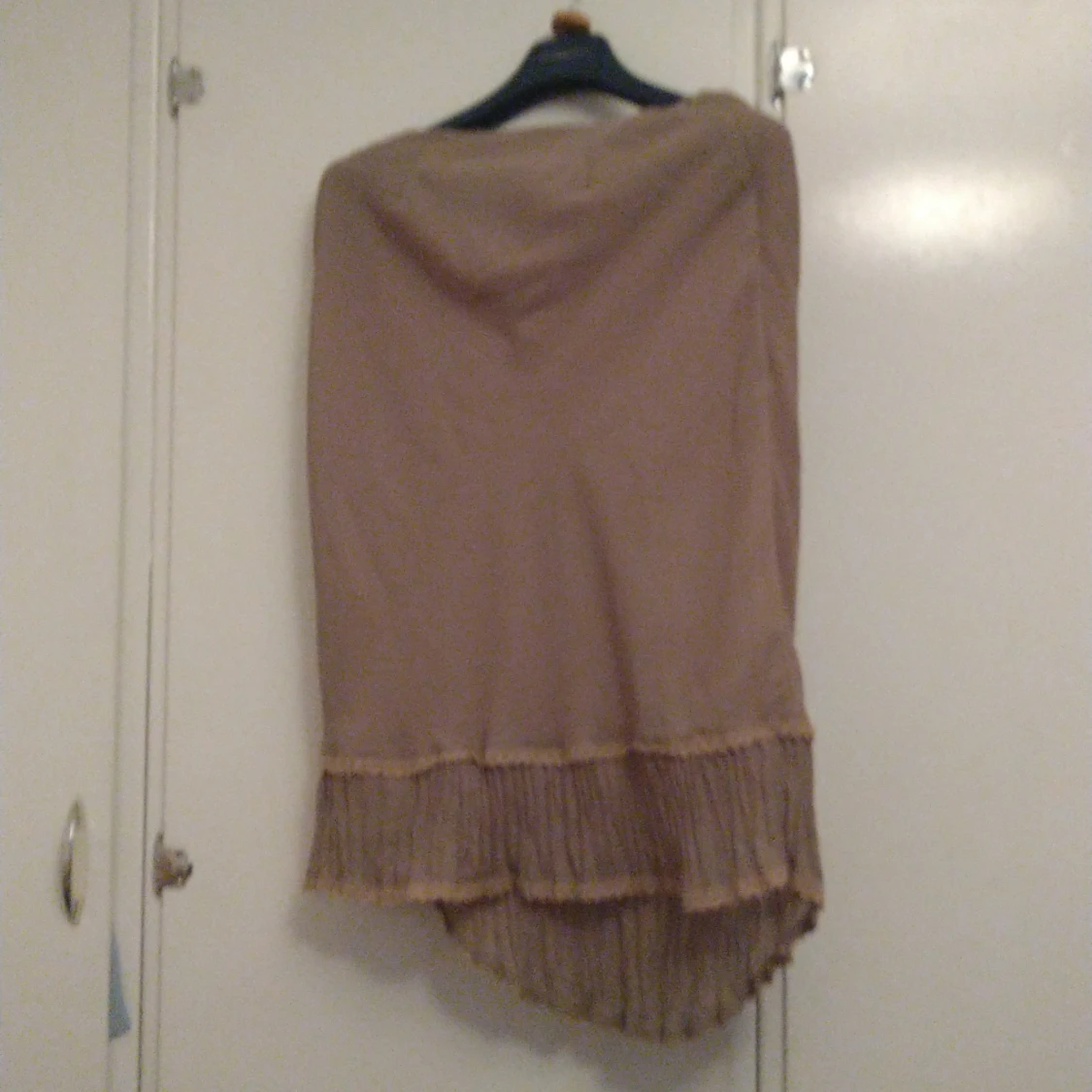 Kjol passar med kavajen.Lättskött material, längta bak.fodrad.