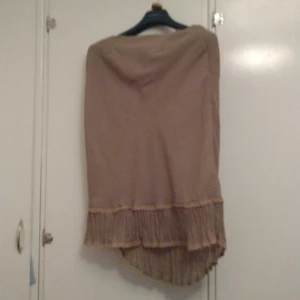 Kjol passar med kavajen.Lättskött material, längta bak.fodrad. - Storlek L