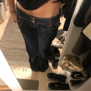 Lågmidjade bootcut jeans - Jätte snygga lågmidjade bootcut jeans i perfekt skick. Dom har coola fickor där bak med knappar. Säljer då jag har för mycket kläder. Dom sitter lite baggy. Kontakta mig gärna vid frågor osv 💞