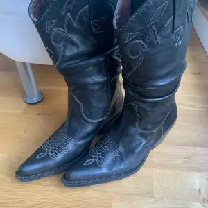 Äkta svarta Sancho cowboy-boots i storlek 37/en mindre 38🖤🤠Bootsen är i bra skick och har ett origanlpris på 2200kr🌻