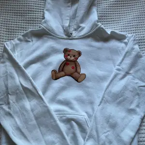 Vit Fashion Bear hoodie i storlek S, nyskick!💕🙌🏻