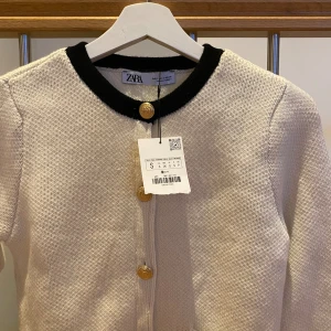 Zara kofta - Säljer min jättefina zara kofta som jag älskar men var tyvärr för liten för mig. Den är adlrig använd bara provad ❤️