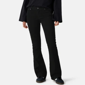 lågmidjade bootcutjeans från junkyard🤍 - Lågmidjade svarta bootcut jeans från Junkyard.  Endast testade så i fint skick, säljer då de tyvärr är för korta för mig. Strl XS men passar även S. Nypris 600 men säljer för 250kr (frakt ingår inte)💓 kontakta vid frågor 