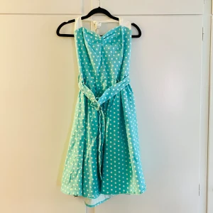 Klänning  - Snygg polkadot rockabillyklänning från hellbunny i gott skick  