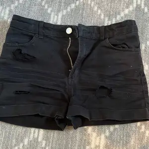 Säljer dessa jeans shorts med ”hål” skriv om ni har några frågor 