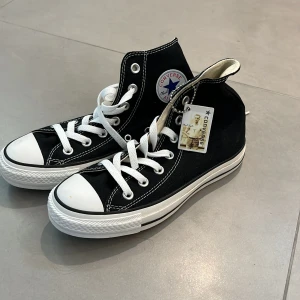 Converse - Helt nya svarta converse, lappen kvar. Storlek 36 men lite stora i storleken. Köparen står för frakt😊