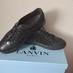 Lanvin Paris  - Skorna har uk 9 vilket motsvarar 43-44. Skorna är köpta på plick tidigare men de var för stora så jag  säljer om dem. Skicket är nästan som nytt och lådan ingår också i köpet. Pris går att förhandla vid snabbt köp.