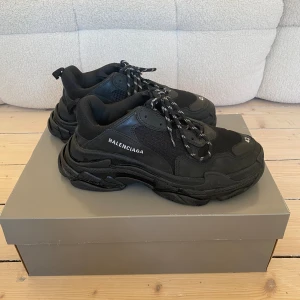 Balenciaga triple s  - Balenciaga triple s Size 42 men passar 43-44 Använda max 10ggr Bin 5000kr Nypris 10200kr Allt og ink kvitto, köpta av mig i Paris butiken