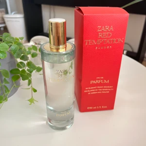 Zara parfym  - Köpte i Barcelona i April på Zara men den passar inte riktigt mig! 19€ kostade den (andra bilden) 279kr nypris. 80ml och det är ungefär 90% kvar, fraktar och möts i sthlm!❤️