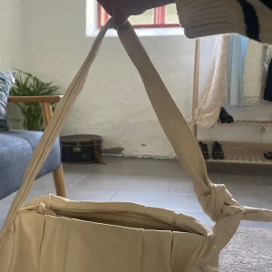 Krämfärgad väska från na-kd - Söt väsk från nakd använder aldrig, känns hemskt att ha en Väsk som aldrig används 
