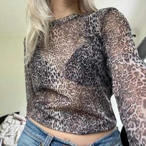 Jättefin spets/transparant leopard tröja, köpt secondhand men i bra skick 💞