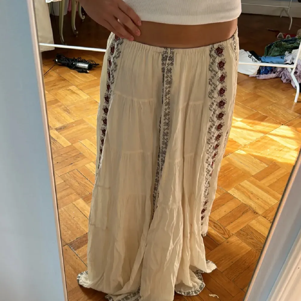 Säljer denna jättefina långkjol från zara då den inte kommer till användning. Köptes förra sommaren, och är endast använd en gång. Jättefint skick! Jag är 163 och den är lång!💕 (lånade bilder men skriv för mina egna). Hameet.