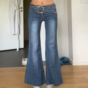 ääälskar dessa jeans så unika sitter som en smäck 😻💕💕aldrig använt o är 165 cm lång o S/36 💕köpte de för 700kr+ därav priset säljer pga behöver pengar + inte riktigt min stil längre 🩷