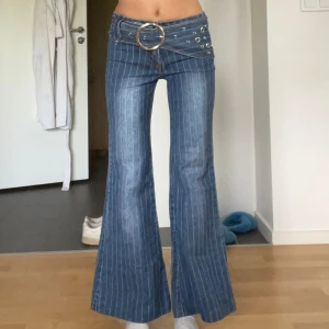unika jeans med bälte 💝 - ääälskar dessa jeans så unika sitter som en smäck 😻💕💕aldrig använt o är 165 cm lång o S/36 💕köpte de för 700kr+ därav priset säljer pga behöver pengar + inte riktigt min stil längre 🩷