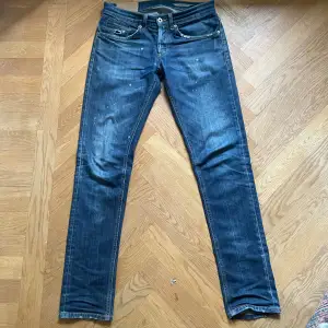 Tja! Säljer mina snygga dondup jeans i modellen ”George” byxorna är i bra skick med slitningar och färgstänk från fabrik. Nypris ca 3000kr, mitt pris 699kr. Skriv till mig vid frågor och funderingar