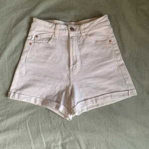 Vita jeansshorts  - - shorts med hög midja  - jeansmaterial  - har endast används ett par gånger! 