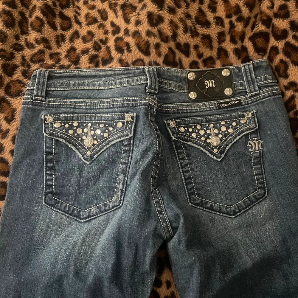 Fina missa me jeans med rhinestones 🙏 midjemått 41 cm innerbensmått 79 cm, jag är 165 . Jeans & Byxor.