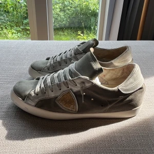 Philippe Model - Tja! Säljer nu dessa snygga och trendiga Philippe models som är perfekt för sommaren! | Storlek: 42 | Skick: 8/10 | Ny pris: 4000kr, säljs för 1399kr