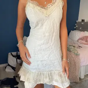 Så fin klänning i linne med spets!