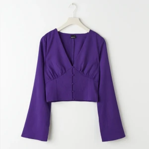 Blus - Gina Tricot - Säljer en långärmad lila topp/blus från Gina tricot i storlek S. Den har en figurnära passform och en djup v-ringning. Den är helt oanvänd! 💜