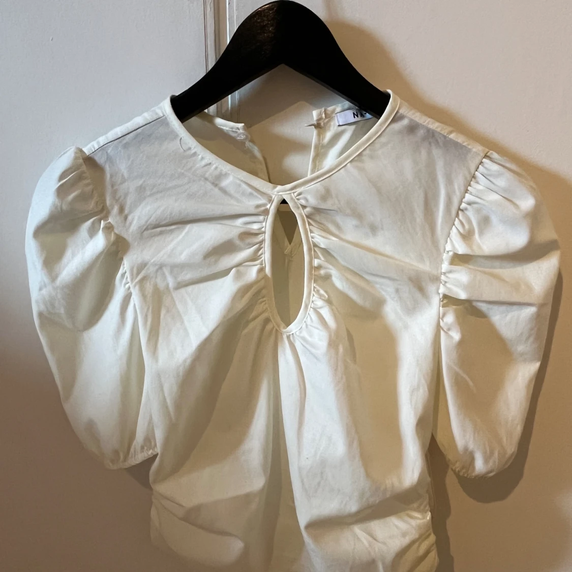 Vit gullig puffärmstopp