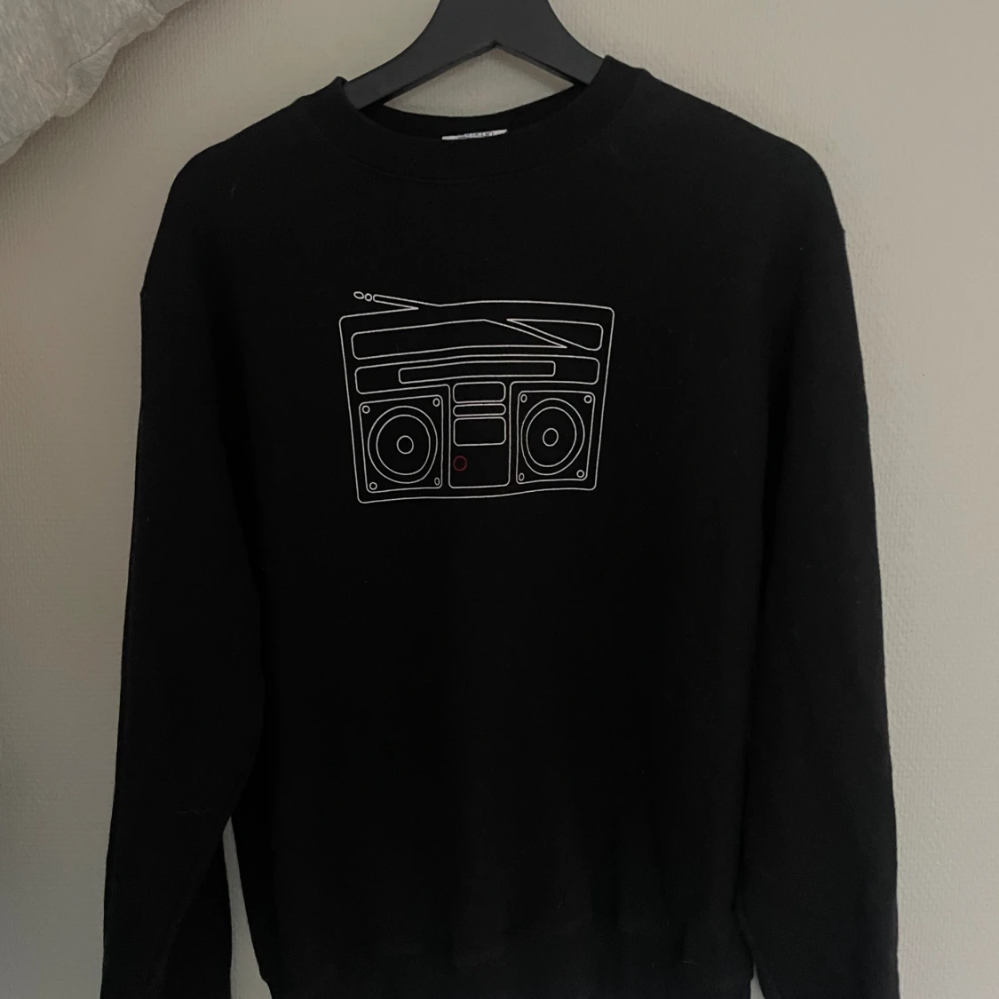 Svart tröja med tryck på framsidan.  - 90