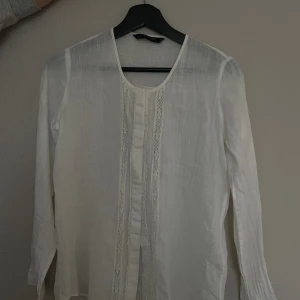Vit blus  - Vit linne blus i storlek S. Super söt blus i bra skick.