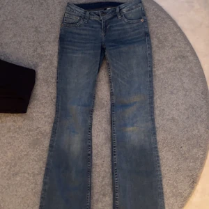 bootcut Jeans - storlek 34 från hm, säljer då de inte kommer till användning mer! fint skick, passar mig som är 164 lång. 💖