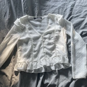 Zara blus  - Säljer denna då den va för liten för mig, blus från Zara storlek s. Pris 150kr❤️