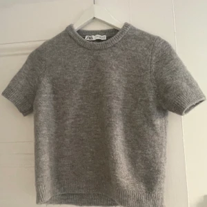 Zara stickad t-shirt - Jättefin populär stickad t-shirt från Zara💗 den är i jättebra skick, har du några frågor eller funderingar är det bara att kontakta