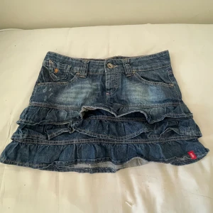 y2k minikjol - skitsnygg minikjol från esprit midjemått rakt över midjan är 39❤️