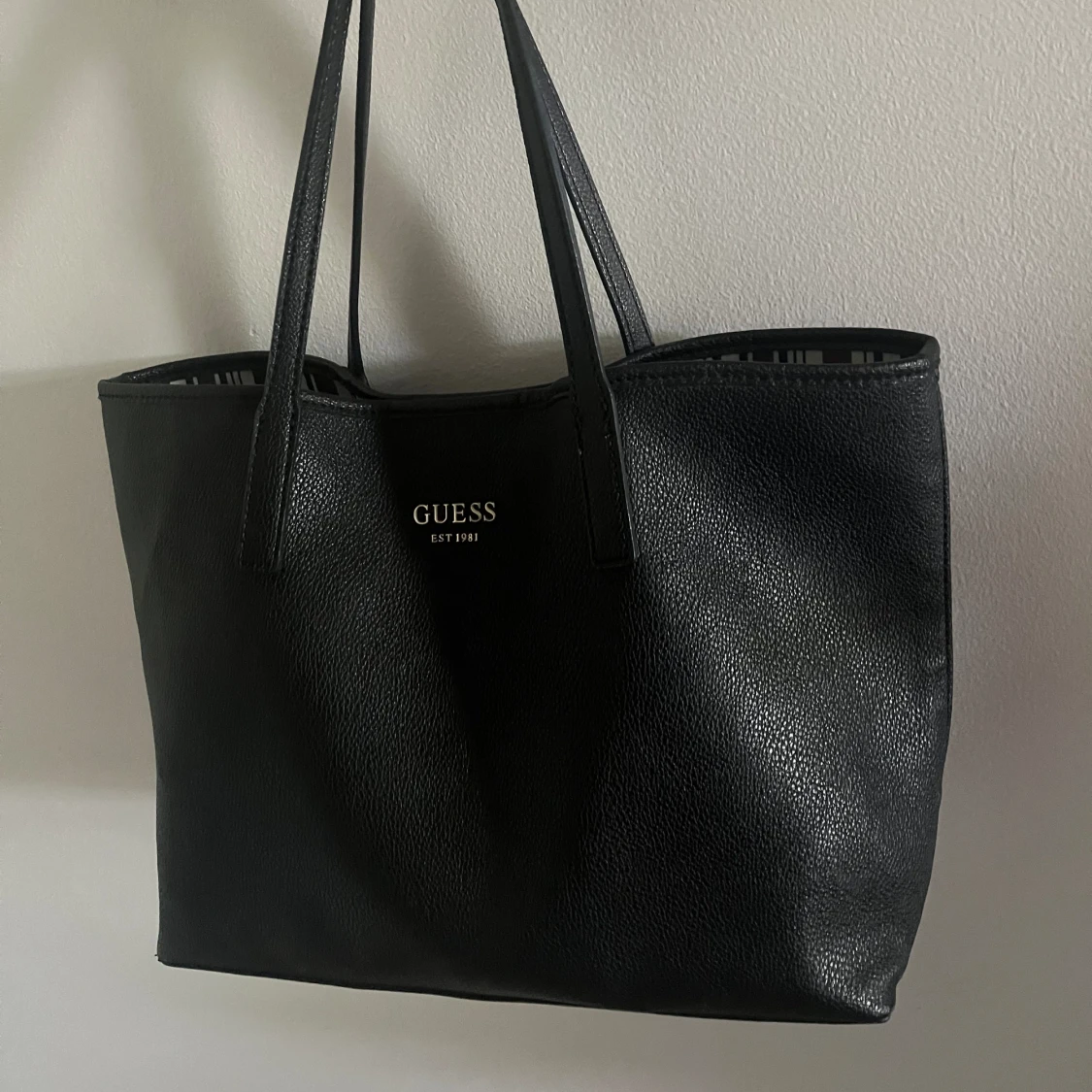 Handväska från Guess