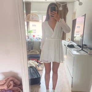Studentklänning/vit klänning  - Endast använd en gång, köpare står för frakt. Skriv för fler bilder/frågor!💕