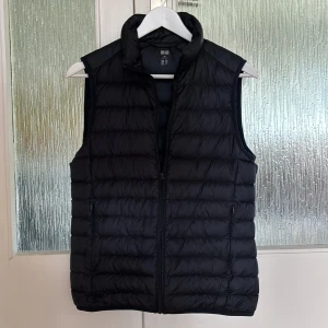 Uniqlo väst - Säljer en mörkblå Uniqlo väst i mycket fint skick. 