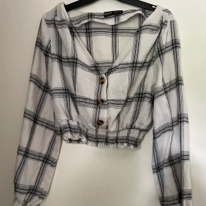 Randig tröja - Vit tröja med svarta ränder med knappar fram, storlek XS från shein