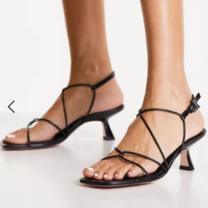 & Other stories sandaler med klack 38 - Svarta lädersandaler från & Other Stories i storlek 38. Fint skick, Lite skavda i sulan (se sista bilden). Klacken är 6,5 cm.