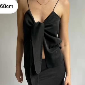 Djerf Avenue tie tank top - Säljer mitt superfina Tie Tank top från Djerf Avenue i färgen Ash. Storlek XS. Sparsamt använd och superfint skick. Perfekt till sommaren! Skriv för fler bilder🖤