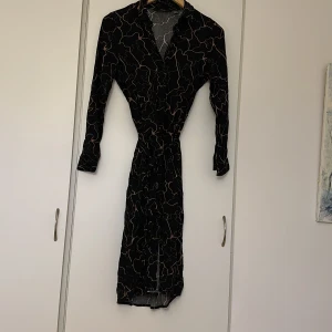 Kläu - Vacker klänning från Vero Moda, fint kvalitet 