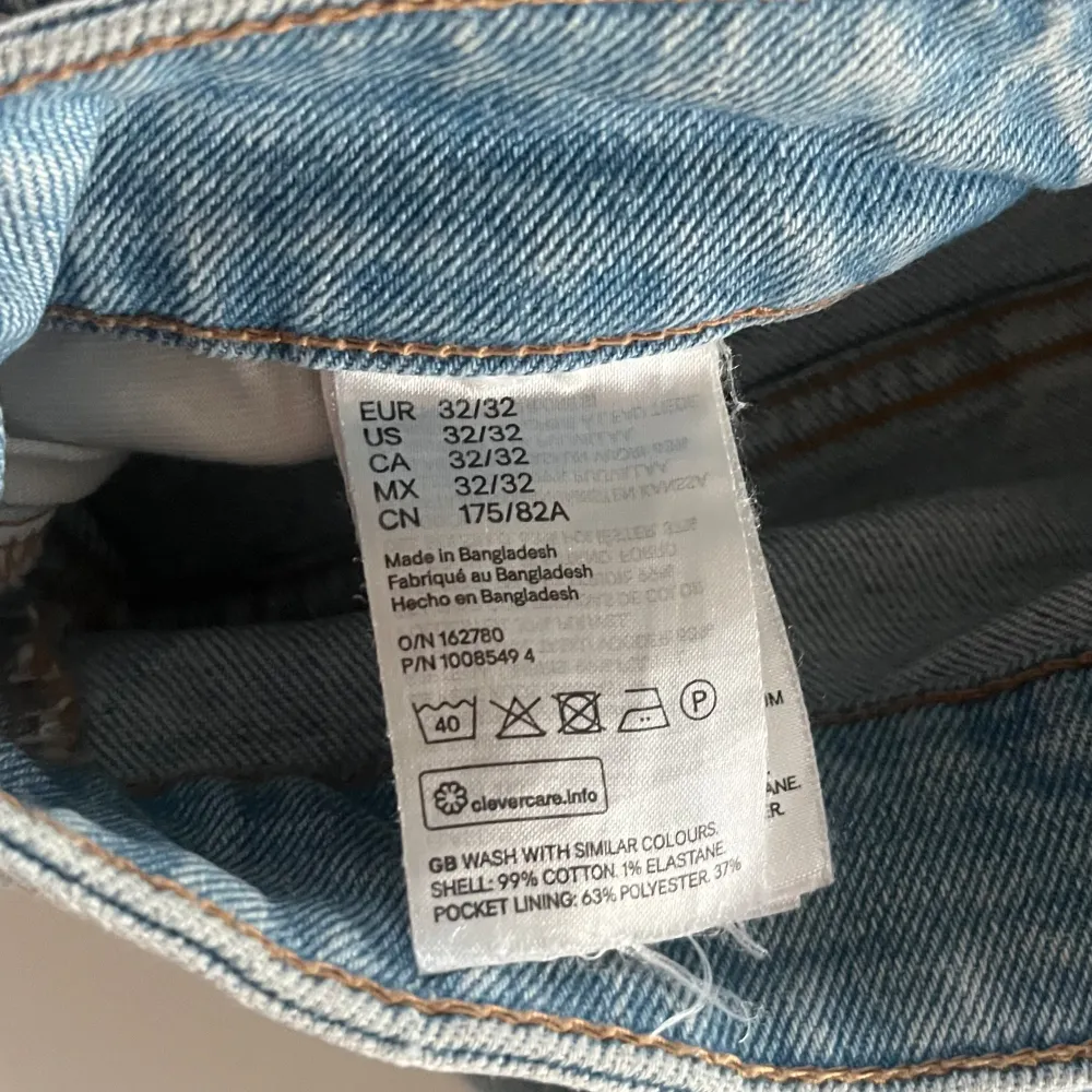 Jag säljer ett par as snygga blåa jeans från H&M med medelhög midja😍De är i jättefint skick och knappt använda då de bara har legat i min garderob. Rakpassform❤️‍🔥. Jeans & Byxor.