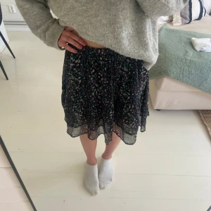 Kjol - En blommig kjol som nästan aldrig är använd