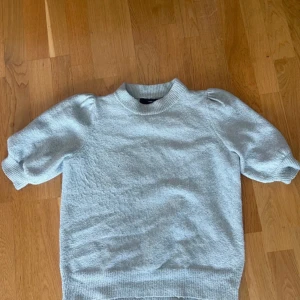 Stickad t-shirt - Jag säljer en jättefin stickad kortärmad tröja i strl. M, men den passar även S. Den är i mycket bra skick då den bara är använd fåtal gånger. Materialet är väldigt mjukt och sticks inte alls. Jag köpte tröjan för 350 kr och säljer den för 149 kr.