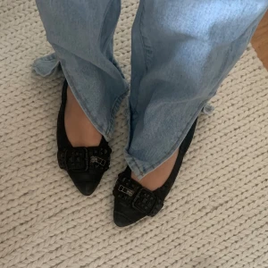 Kennel & Schmenger ballerinaskor 39 - Ballerinaskor i skinn med detaljer, så snygga!🦋 Storlek 39 och kramar om fötterna skönt! 🫶🏼🌸