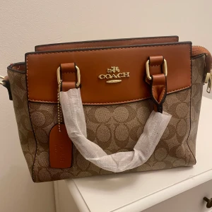 Coach väska  - Säljer min fina bruna coach väska då jag inte använt den. Nypris runt 4000kr men säljer den för 1000kr 🥰