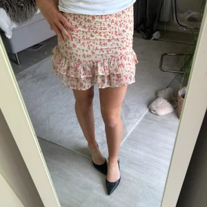 Blommig kjol -  Säljer den här söta kjolen från mango som inte finns att köpa längre och är slut på hemsidan. 💕Kjolen är skjusterbar, så beroende på vad man föredrar för längd kan man ändra det och dessutom använda kjolen som en topp! 